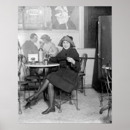 1922年に隠されたフラスコを持つ女性。ヴィンテージ写真 ポスター