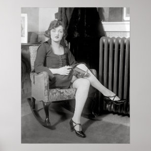 1922年ガーターに隠されたピストル。ヴィンテージ写真 ポスター