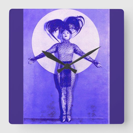 1922年変わり者の映画俳優の装い-青の スクエア壁時計 (正面)