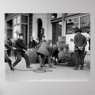 1923年に海賊酒を盗む警察。ヴィンテージ写真 ポスター