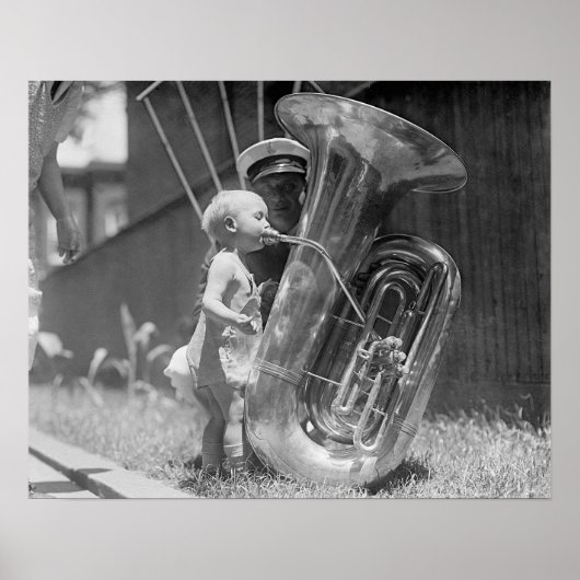 1923年のチューバを演奏する赤ちゃん。ヴィンテージ写真 ポスター (正面)