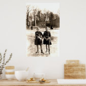 1925ガールフレンズアイススケートで滑る ポスター (キッチン)