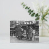 1925年の新聞を読む人々 ポストカード (スタンド正面)