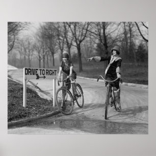 1925年、自転車に乗るフラッパー・ガールズ。ヴィンテージ写真 ポスター