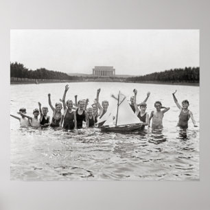 1926年の少年たちの水泳。ヴィンテージ写真 ポスター