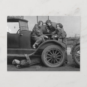 1927年、自動車整備を学ぶ若い女性たち ポストカード