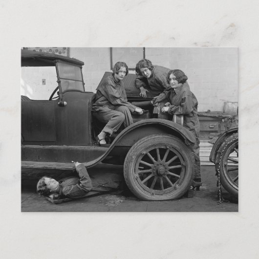 1927年、自動車整備を学ぶ若い女性たち ポストカード (正面)