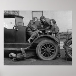 1927年、自動車整備士になるために学ぶ若い女性たち。ヴィンテージ写真 ポスター