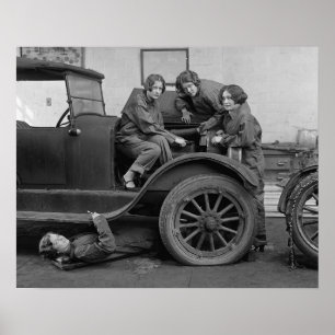 1927年、自動車整備士になるために学ぶ若い女性たち。ヴィンテージ写真 ポスター