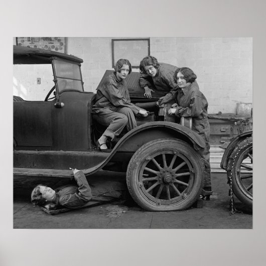 1927年、自動車整備士になるために学ぶ若い女性たち。ヴィンテージ写真 ポスター (正面)