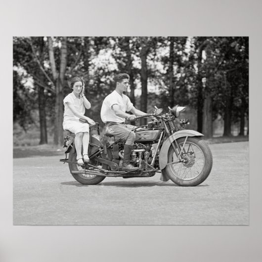 1928年 オートバイに乗るカップル ビンテージ写真 ポスター (正面)