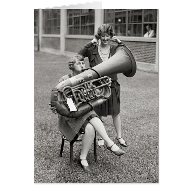1928年、チューバを演奏する少女 (正面)