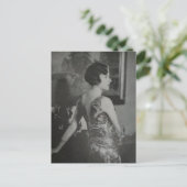 1930年の美しい女性が写真撮影のためにポーズをとる ポストカード (スタンド正面)