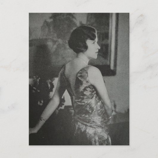 1930年の美しい女性が写真撮影のためにポーズをとる ポストカード (正面)