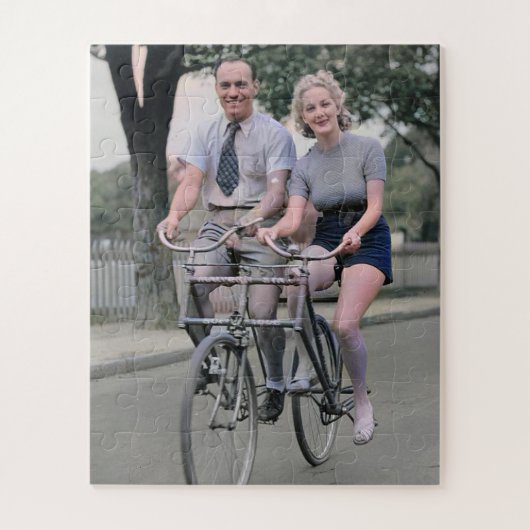 1930年代のマルヴァンスターの自転車に乗るカップル　色調復元 ジグソーパズル (縦)