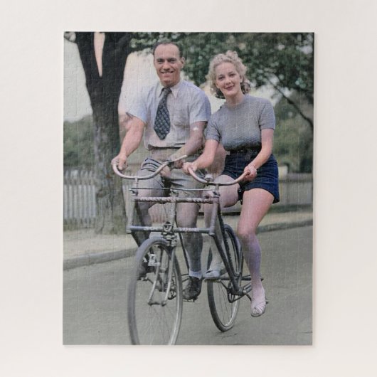 1930年代のマルヴァンスターの自転車に乗るカップル 色調復元 ジグソーパズル (縦)