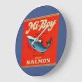 1930年代のミニボーイのピンクサーモン缶ラベル ラージ壁時計 (傾斜)