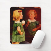 1930年代の小さな女の子が鏡 マウスパッド (マウス)