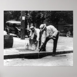 1930年、下水道にウイスキーを流す 古典的な写真 ポスター