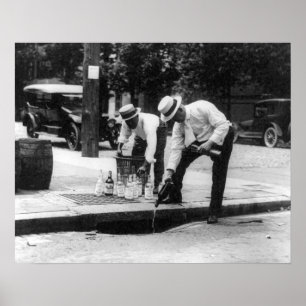 1930年、下水道にウイスキーを流す 古典的な写真 ポスター