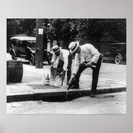 1930年、下水道にウイスキーを流す 古典的な写真 ポスター (正面)