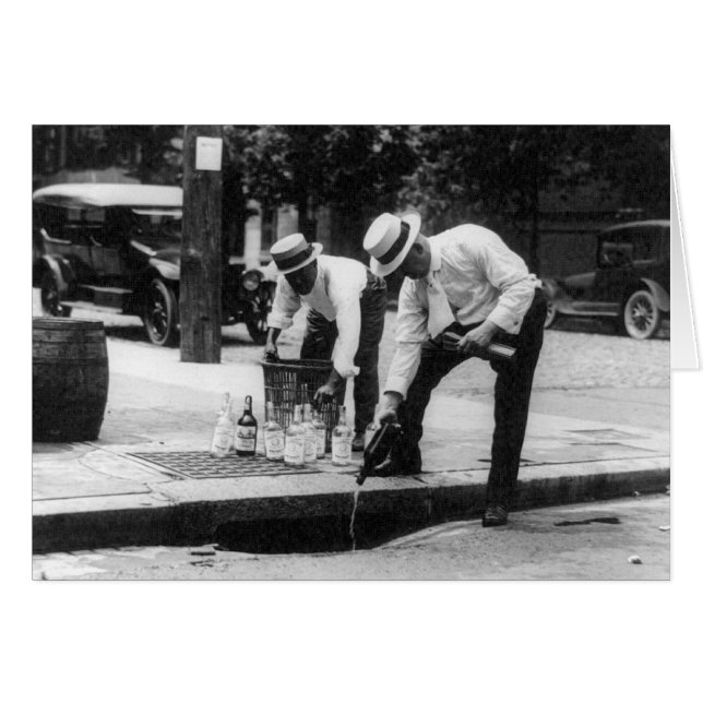 1930年、下水道に流されるウィスキー (正面横)