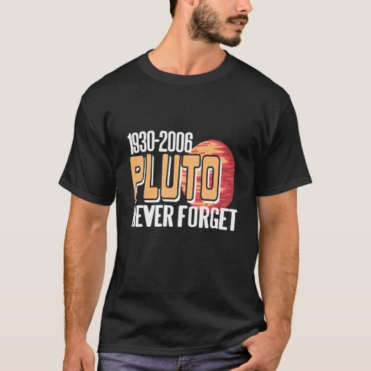 1930 2006 PLUTO Never Forget Retro Planet Present Tシャツ (正面)