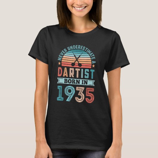 1935生まれ年のダートスト90誕生日ダーツ Tシャツ (正面)