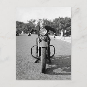 1937年のオートバイに乗る女性 ポストカード
