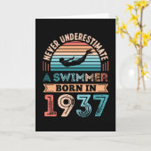 1937年生まれ90誕生日スイミングギフトでの泳ぐ人 カード (黄色い花)