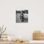 1937年、バイクに乗る女性。ヴィンテージ写真 ポスター (キッチン)