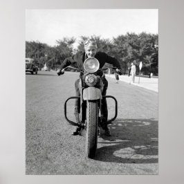 1937年、バイクに乗る女性。ヴィンテージ写真 ポスター