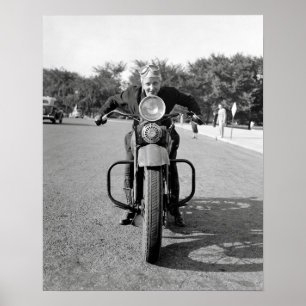 1937年、バイクに乗る女性。ヴィンテージ写真 ポスター