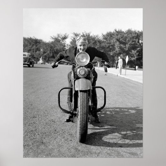 1937年、バイクに乗る女性。ヴィンテージ写真 ポスター (正面)