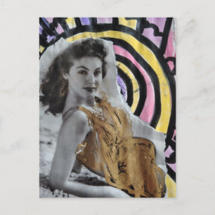 1939年のビーチで金色の水着の女性 ポストカード
