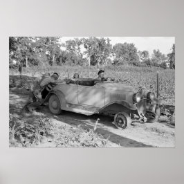 1939年の自動車を押す様子。ヴィンテージ写真 ポスター