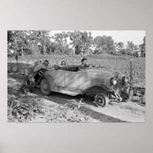 1939年の自動車を押す様子。ヴィンテージ写真 ポスター