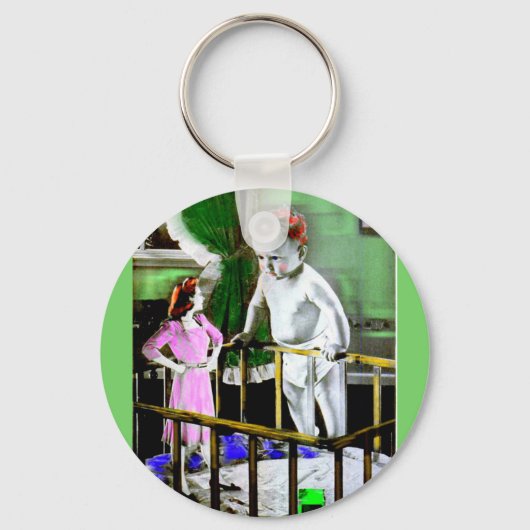 1940年代の母親と彼女の巨大なベビー キーホルダー (正面)