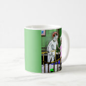 1940年代の母親と彼女の巨大なベビー コーヒーマグカップ (正面右)