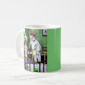 1940年代の母親と彼女の巨大なベビー コーヒーマグカップ (正面左)