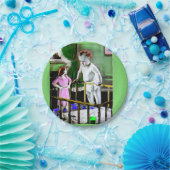 1940年代の母親と彼女の巨大なベビー ペーパープレート (パーティー)