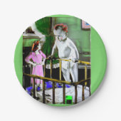 1940年代の母親と彼女の巨大なベビー ペーパープレート (正面)