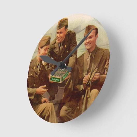 1940年代の第二次世界大戦で兵士は家からキャンディを持って兵士を広告した ラウンド壁時計 (傾斜)