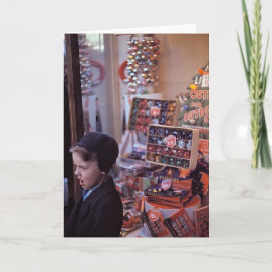 1940年代初期のクリスマスの表示の前の男の子 シーズンカード (正面)