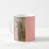 1940年代結婚のソルジャー新郎とピンクのガウンの新婦 コーヒーマグカップ (正面左)