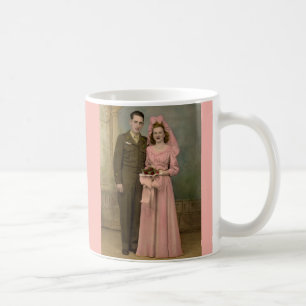 1940年代結婚のソルジャー新郎とピンクのガウンの新婦 コーヒーマグカップ