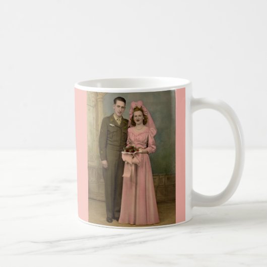 1940年代結婚のソルジャー新郎とピンクのガウンの新婦 コーヒーマグカップ (右)