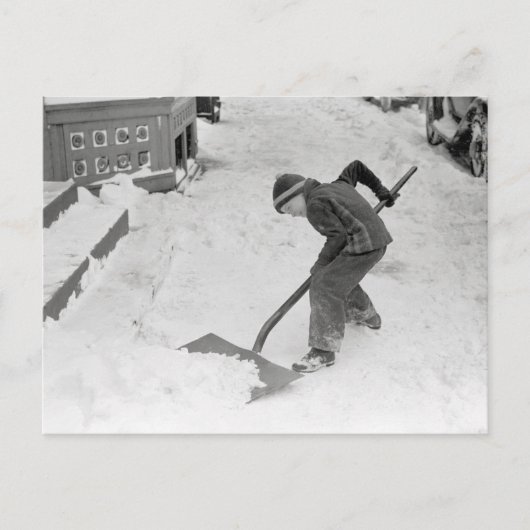1940年 雪かきをする少年 ポストカード (正面)