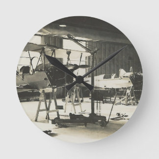 1941年の複葉練習機 ラウンド壁時計