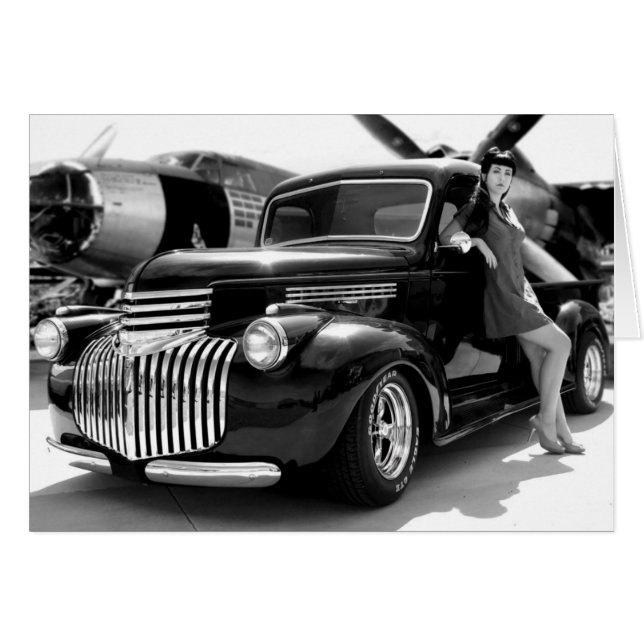 1941年のChevyは女の子の上の小型トラックPinを改造しました (正面横)